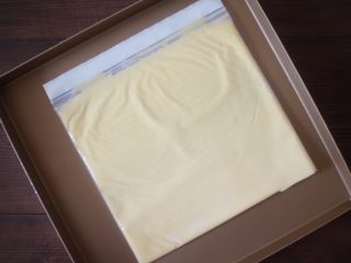 1、丹麦手撕吐司,将黄油放在保鲜袋中，用擀面棍敲开擀成正方形，然后放入冰箱中冷冻备用，这里建议用普通无盐黄油，发酵黄油熔点低，很容易融化