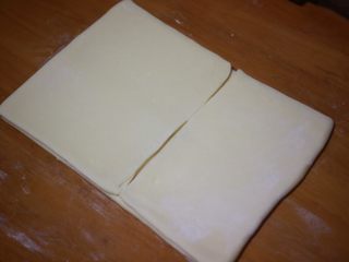 5、丹麦手撕吐司,将面团分成五等分，右边五分之二往左折，左边五分之三往右折