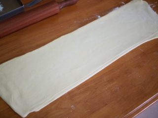 7、丹麦手撕吐司,取出面团重新擀开
