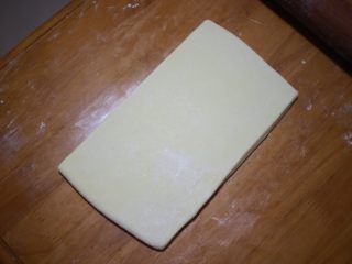 10、丹麦手撕吐司,松弛好的面团取出后擀开成厚片，约1cm厚