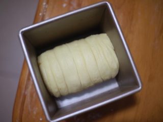 15、丹麦手撕吐司,卷成筒状，放入模具中发酵