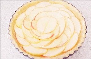 9、肉桂苹果派,将苹果片铺在派皮上