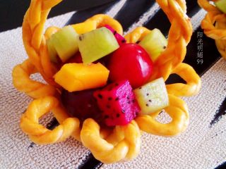 15、水果花篮面包,造型别致。