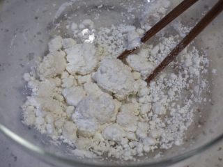 9、暖心年糕陈皮红豆汤,用筷子和匀，大概成这种分散的团状，就开始用手揉捏成光滑的粉团。