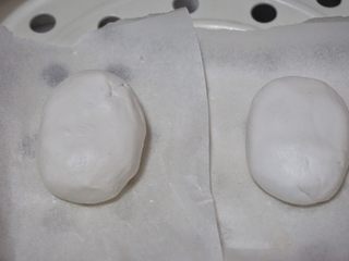 10、暖心年糕陈皮红豆汤,再将粉团分成两块，捏成椭圆的小粉团，用手压一压，把粉团压到两面都是平的。