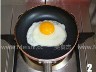 2、金枪鱼煎蛋三明治,煎锅烧热后放入少许橄榄油，油温升高后打入鸡蛋，煎至蛋白凝固。