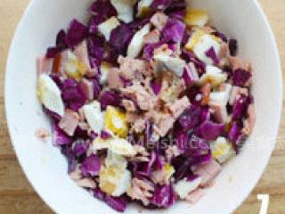 7、金枪鱼煎蛋三明治,取出金枪鱼罐头，掰成碎块，和煎蛋，火腿，紫甘蓝一起放入碗中。