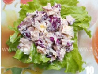 10、金枪鱼煎蛋三明治,先用一片面包垫底，铺上生菜，放适量拌好的沙拉。