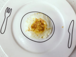 13、牛肉小汉堡,压好的荷包蛋，多余部分放到一边。