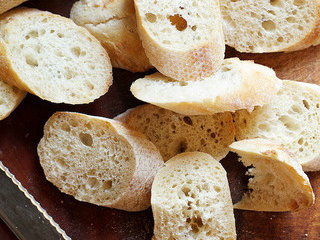 1、蔬菜鸡汤,将面包切片