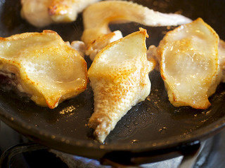 3、蔬菜鸡汤,预热平底锅，注入少量橄榄油，等待油略微起烟时将鸡肉用中高温煎至各面金黄色，火力要足，保证浓郁的焦香气，煎好后盛出待用