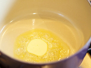 7、蔬菜鸡汤,在炖锅内预热黄油