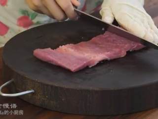 2、芝心猪排,在猪里脊1/3处横向切，不要切到底，再反方向入刀