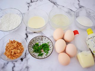 1、香葱肉松蛋糕卷,准备好材料