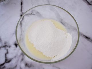 3、香葱肉松蛋糕卷,筛入低筋面粉，分两次筛入，每次筛入都要拌匀才能再筛入下一次