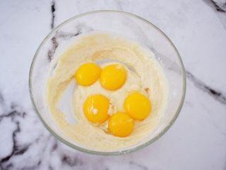 4、香葱肉松蛋糕卷,加入蛋黄