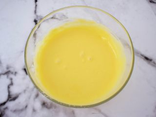 5、香葱肉松蛋糕卷,搅拌均匀拌成细腻的面糊