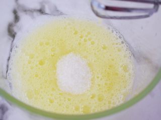 7、香葱肉松蛋糕卷,加入白糖，白糖分三次加入，打发至湿性发泡