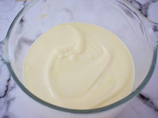 11、香葱肉松蛋糕卷,翻拌或上下拌匀