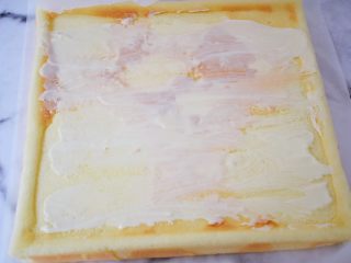 15、香葱肉松蛋糕卷,等蛋糕晾至手温时，抹上沙拉酱