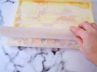 16、香葱肉松蛋糕卷,再利用擀面杖慢慢卷起来