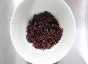 1、#夏天的味道#奶酪控一定要做的面包——蔓越莓奶酪包 ,蔓越莓干切碎。