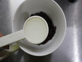 2、#夏天的味道#奶酪控一定要做的面包——蔓越莓奶酪包 ,放两大勺朗姆酒浸泡20分钟