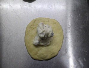 9、#夏天的味道#奶酪控一定要做的面包——蔓越莓奶酪包 ,包上馅料。