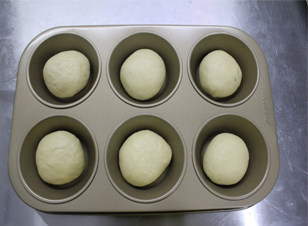 10、#夏天的味道#奶酪控一定要做的面包——蔓越莓奶酪包 ,收口向下放入模具