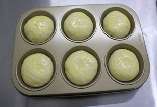 11、#夏天的味道#奶酪控一定要做的面包——蔓越莓奶酪包 ,放到温暖湿润的地方发酵至2倍大，表面刷全蛋液。