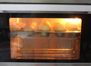 13、#夏天的味道#奶酪控一定要做的面包——蔓越莓奶酪包 ,放入预热好170度的烤箱，烤20分钟左右，表面马苏里拉奶酪上色，烤好后脱模晾凉封存。