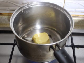 2、一口钟情奶油泡芙????,在一个锅里放黄油和水