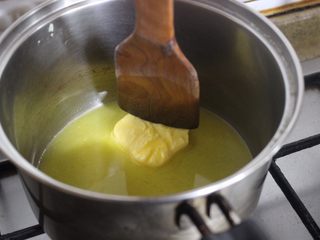 3、一口钟情奶油泡芙????,用低温把黄油化掉