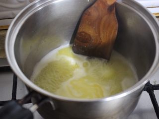 4、一口钟情奶油泡芙????,化开后，有泡泡了，把火关掉