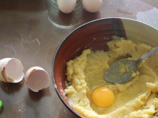 9、一口钟情奶油泡芙????,搅拌均匀后，重复