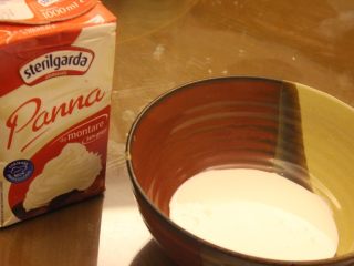 15、一口钟情奶油泡芙????,把淡奶油倒进碗里