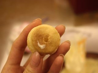 20、一口钟情奶油泡芙????,在泡芙地下弄一个小洞