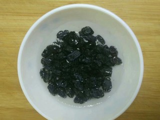 8、全麦黑提面包,第二天早上黑提干提前泡水一小时