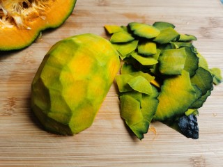 3、南瓜布丁,削去南瓜皮。