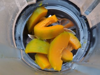 6、南瓜布丁,将蒸熟后的南瓜放入破壁机。