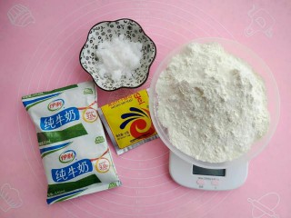 1、一次性发酵刀切奶香馒头,首先准备好食材：牛奶、面粉、酵母、白糖