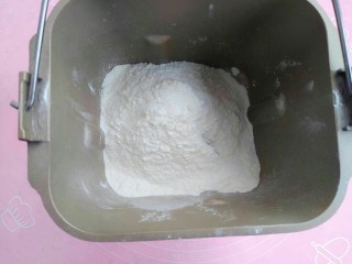 2、一次性发酵刀切奶香馒头,将面粉放入面包桶中