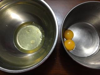 1、蒸蛋糕,分开蛋白蛋黄到两个无油无水的盆里