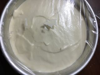 14、蒸蛋糕,盖上保鲜膜密封起来