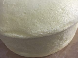 16、蒸蛋糕,冷却后徒手轻轻脱模，很好脱的