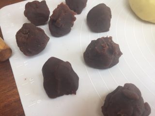 6、花朵豆沙面包,期间，可以准备好豆沙，一个个揉成圆球状；