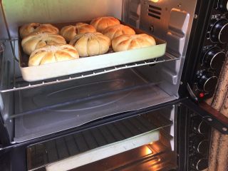 12、花朵豆沙面包,看着面包的表面上色自己喜欢了，就加盖上锡纸；待程序结束，趁热出炉，待凉；