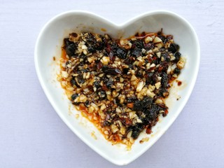 4、饺子皮辣酱饼,拌匀。