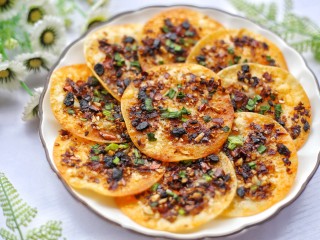 9、饺子皮辣酱饼,香辣可口，无敌简单，好吃到爆的辣酱饺子皮饼就做好啦～