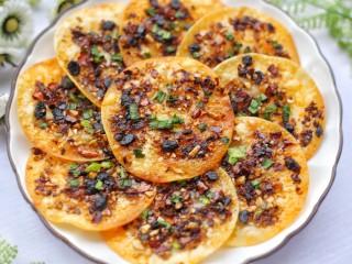 14、饺子皮辣酱饼,简单易做。